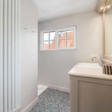 Manouchka - In Alle Luxe Aan Zee De Haan