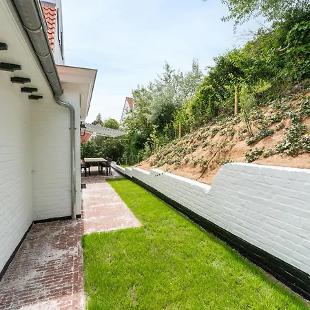 Manouchka - In Alle Luxe Aan Zee De Haan